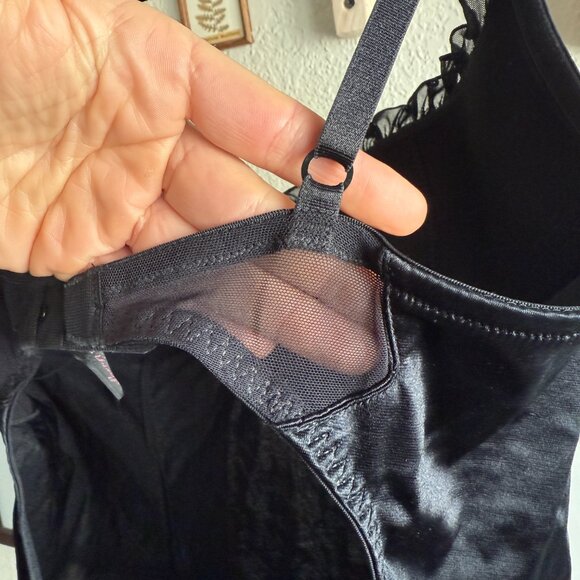 Vintage Y2K Victoria’s Secret Sexy Little Things lingerie with garter straps - Picture 5 of 7